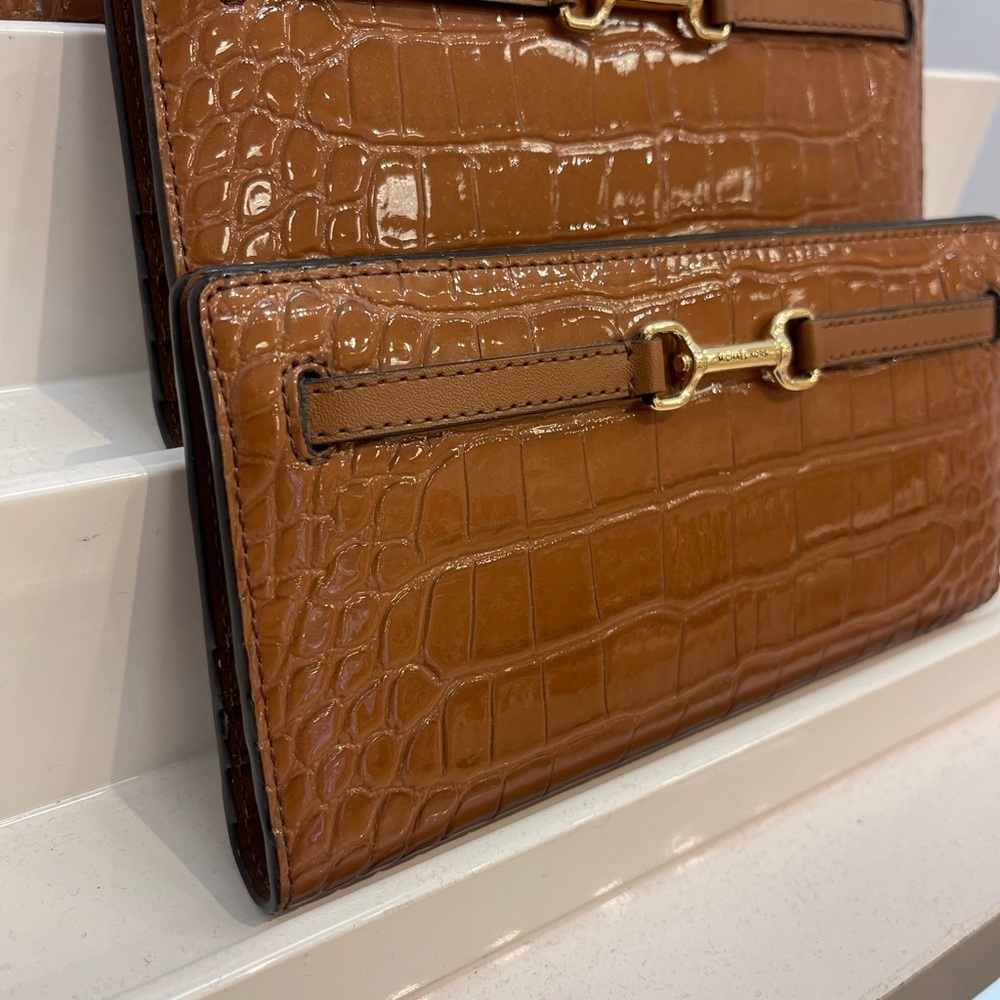 MICHAEL KORS Carson Large Snap Crocodile Embossed Bifold Wallet
Luggage
NWT - Picture 14 of 16